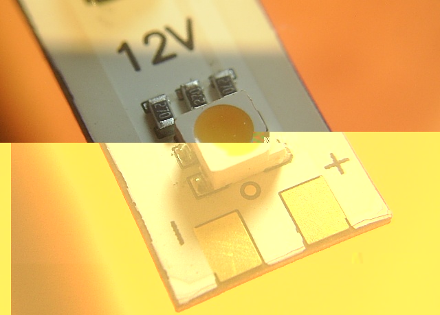 LED Leiste: Hier kann man sehr deutlich die Anschlusskontakte mit der dazugehörigen Pol Beschriftung sehr gut erkennen.