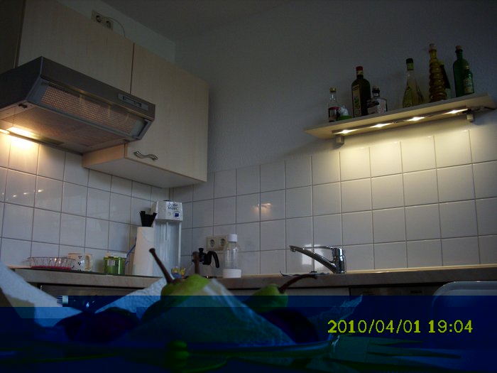 DSCI0260_cut.jpg (693.7 KiB) 20769 mal betrachtet Vergleich 25W-Kerzen-Glühlampe vs. 5,6-Watt (ab Steckdose) LED-Leiste (4x Cree XR-E @ 350 mA, 4,5W gehen in die LEDs + KSQ, 380-390 mW davon in die KSQ, wobei davon wiederum allein 300 mW in den Basis-Vorwiderstand des PNP-Transistors gehen...)<br /><br />Die LED-Leiste is heller als die Glühlampe und das weiß ist etwas soviel neutralweißer als es auf dem Fotos wirkt, wie die Glühlampe warmweiße ist, als sie auf dem Foto wirkt :-)