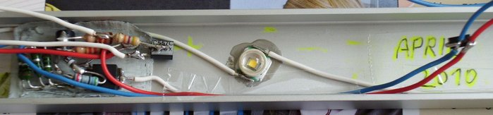 DSCI0240_cut.jpg (308.35 KiB) 20769 mal betrachtet Eine der LEDs + Ultra-Low-Drop-KSQ im Detail, hier habe ich den Shutdown-Anschluss von einem Bild weiter oben durch einen enable-Anschluss ersetzt, da sonst im Shutdown-"Betrieb" ca. 300 mW sinnlos in Wärme umgesetzt worden wären, die ca. 300 mW nimmt die KSQ selbst nun erst dann auf, wenn die Pull-Up-Widerstände über den hier zusätzlich verbauten (PNP-)Transistor (rechts oben) mit 12V verbunden werden.<br />Die 300 mW fallen bei den beiden parallel geschalteten Basis-Vorwiderständen (2x 1,2kOhm) an. Weitere ca. 30 mW am 4k7 pull-up für den MOSFET.