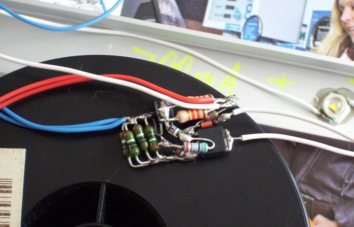 DSCI0236_cut.jpg (794.47 KiB) 20770 mal betrachtet Ultra-Low-Drop-KSQ im Detail --- die KSQ basiert auf meiner Idee der 2-Transistor-KSQ mit 1N4148, im zugehörigen Thread wurde dann eine Schottky-Diode vorgeschlagen und von Beatbuzzer schließlich 2 Schottky-Dioden in Reihe, ich habe noch 5,6 ohm mit in Reihe geschaltet, die 1N4141, die hier zu sehen ist, ist nur für einen Shutdown-Anschluss gedacht und kann entfallen.