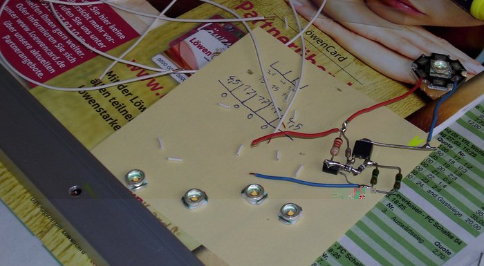 DSCI0040_cut.jpg (410.76 KiB) 20770 mal betrachtet Einige Cree XR-E mit abgeknipsten Ecken (eigentlich nicht notwendig, da die Alu-Leiste eloxiert ist, dem traue ich aber nicht). Beim Abknipsen in einen weitgehend abgedeckten Behälter knipsen, kann sonst ins Auge gehen!!!