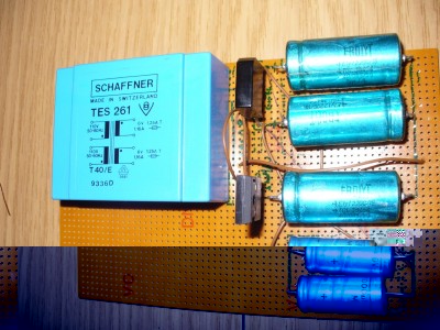 und das ist das Fertige Netzteil mit allen Bauelementen von oben. mh wenn cih das bild so betrachte fällt mir auf dass ich die einzelnen ausgänge wie Ub 1/3 + sowie Masse und - noch gar nicht rausgezogen habe auf eine Lüstenklemme ... muss ich doch gleich noch machen.