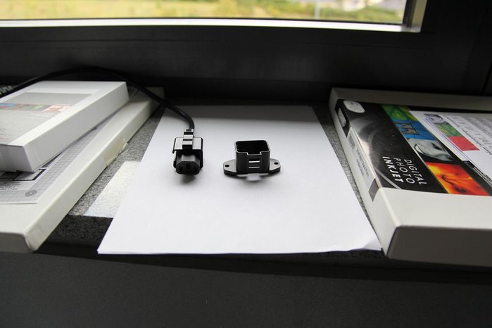 der rechte teil wird an das gerät geschraubt, links c13 mit hütchen